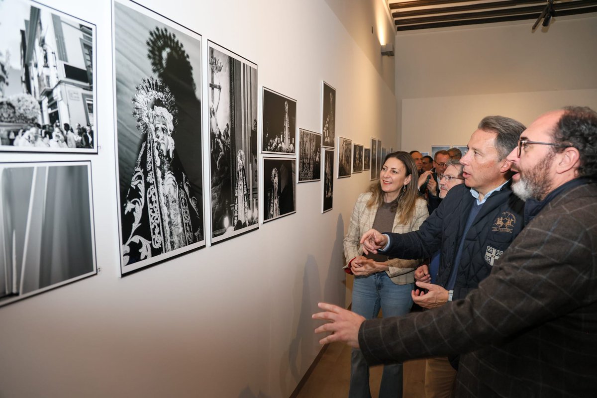 Ayer se presentó una colección de fotografías de Semana Santa de Lorca de Don Carlos García Peñarrubia, con el título"en Lorca no hay color" en el Palacio de Guevara.