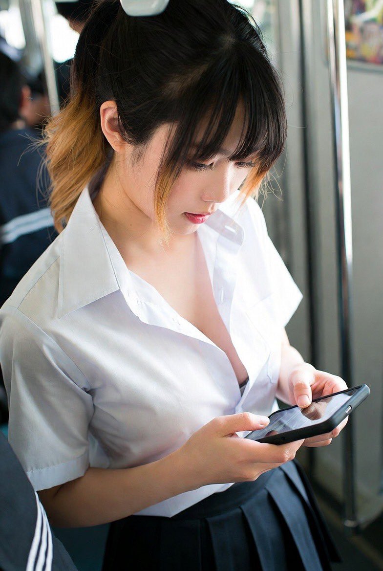 朝の楽しみはこれ😊
こんな着方してるのに見られてるのわかったら睨みつけてくるのよくわからない😡
＃GrokImagine  ＃AI美女