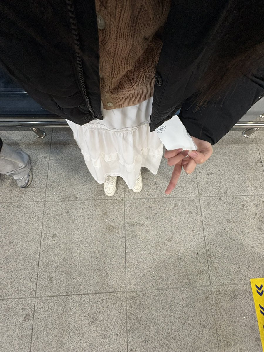 alld1ee's tweet photo. 이렇게입고잇는 포상이 찾아보세얌! https://t.co/6XKgBFSbt2