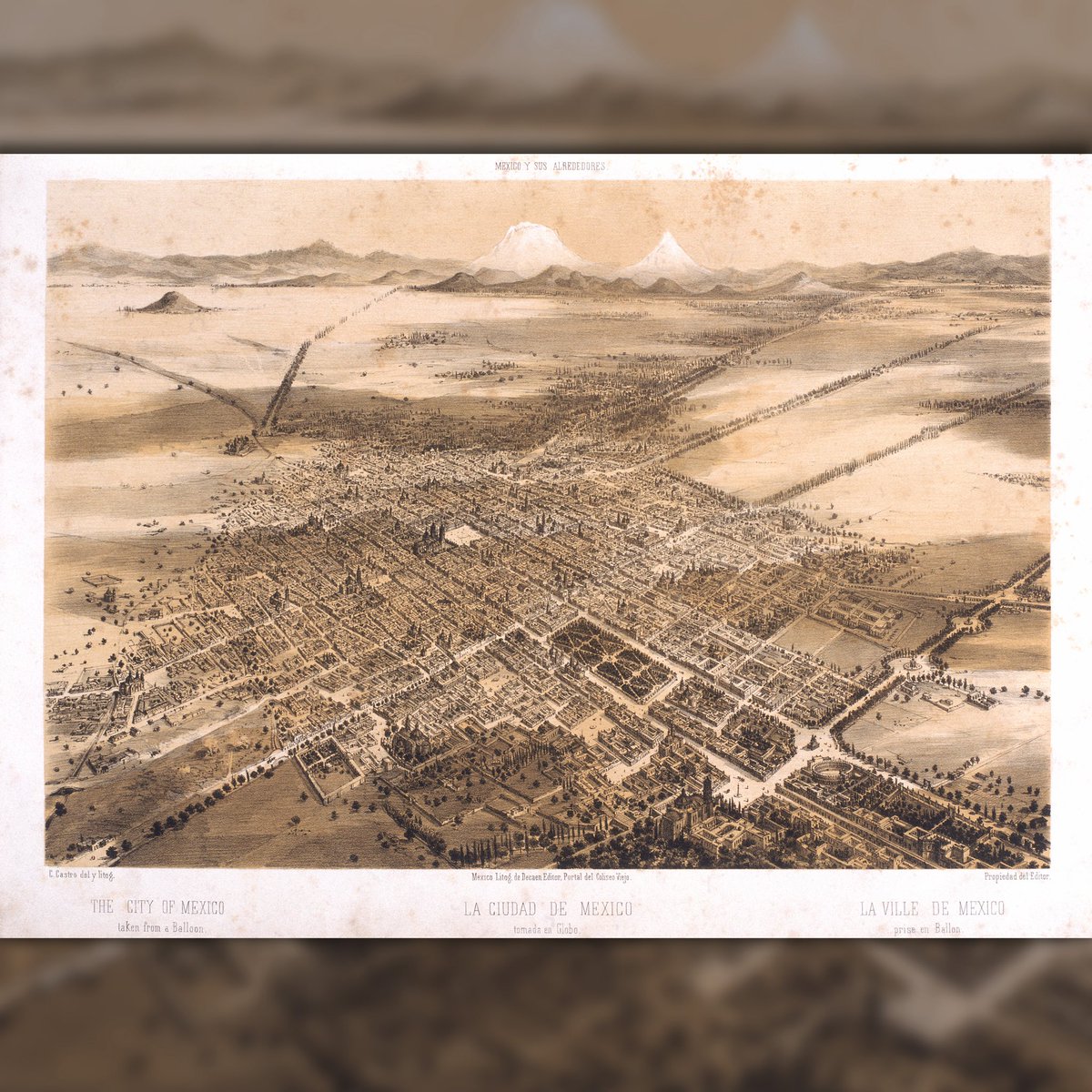 Antes de los drones y los satélites, Casimiro Castro (1826–1889) ya miraba la Ciudad de México desde las alturas.

Sus célebres litografías “a vista de pájaro” imaginaron la capital como si fuera observada desde un globo aerostático. Con precisión técnica, basada en planos