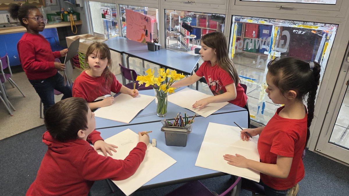 marys_rc's tweet photo. Following a fantastic Eisteddfod, our budding artists from Blwyddyn 3 put their skills to the test by creating stunning still life paintings of daffodils! 🌼🎨 #Eisteddfod #YoungArtists #CreativityInBloom https://t.co/Amm4NTpz41