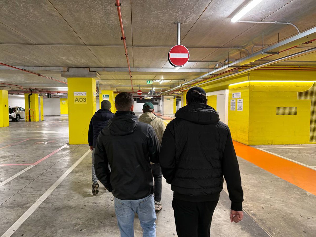 ErnestoMoroni's tweet photo. Passeggiata per la Sicurezza al Centro Commerciale Maximo: un segnale forte contro i furti nei parcheggi

Si è svolta nei giorni scorsi la “Passeggiata per la Sicurezza” presso il Centro Commerciale Maximo, un’iniziativa promossa per accendere i riflettori sui continui episodi di furti e danneggiamenti che si verificano con preoccupante frequenza nei parcheggi della struttura.

L’evento ha visto la partecipazione di cittadini e famiglie uniti dall’obiettivo comune di chiedere maggiore attenzione e interventi concreti a tutela della sicurezza pubblica. Non è più tollerabile che, con cadenza settimanale, si verifichino episodi che mettono a rischio la serenità delle persone e la sicurezza dei loro beni.

La passeggiata si è svolta in modo pacifico e responsabile, con l’intento di sensibilizzare chi di dovere,istituzioni, enti competenti e gestori della struttura,affinché vengano adottate misure più efficaci di prevenzione e controllo, come un potenziamento della vigilanza, un miglioramento dell’illuminazione e un rafforzamento dei sistemi di videosorveglianza.

Il messaggio è chiaro: la sicurezza deve essere una priorità. I cittadini hanno diritto a frequentare luoghi pubblici e spazi commerciali senza il timore costante di subire furti o atti vandalici.

Continueremo a far sentire la nostra voce e a promuovere iniziative di sensibilizzazione fino a quando non verranno garantite condizioni di sicurezza adeguate per tutti.
#AzioneFrontale🏴