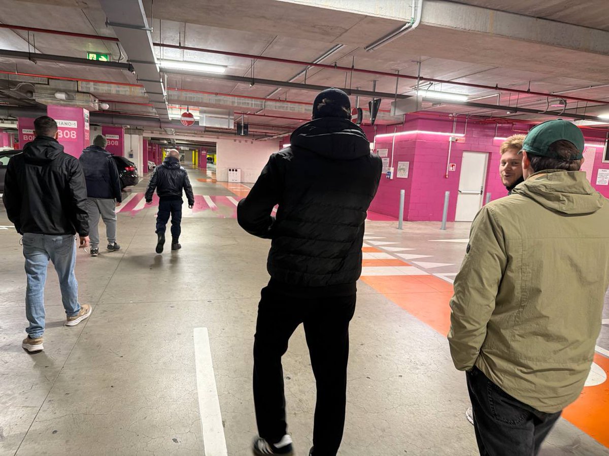 ErnestoMoroni's tweet photo. Passeggiata per la Sicurezza al Centro Commerciale Maximo: un segnale forte contro i furti nei parcheggi

Si è svolta nei giorni scorsi la “Passeggiata per la Sicurezza” presso il Centro Commerciale Maximo, un’iniziativa promossa per accendere i riflettori sui continui episodi di furti e danneggiamenti che si verificano con preoccupante frequenza nei parcheggi della struttura.

L’evento ha visto la partecipazione di cittadini e famiglie uniti dall’obiettivo comune di chiedere maggiore attenzione e interventi concreti a tutela della sicurezza pubblica. Non è più tollerabile che, con cadenza settimanale, si verifichino episodi che mettono a rischio la serenità delle persone e la sicurezza dei loro beni.

La passeggiata si è svolta in modo pacifico e responsabile, con l’intento di sensibilizzare chi di dovere,istituzioni, enti competenti e gestori della struttura,affinché vengano adottate misure più efficaci di prevenzione e controllo, come un potenziamento della vigilanza, un miglioramento dell’illuminazione e un rafforzamento dei sistemi di videosorveglianza.

Il messaggio è chiaro: la sicurezza deve essere una priorità. I cittadini hanno diritto a frequentare luoghi pubblici e spazi commerciali senza il timore costante di subire furti o atti vandalici.

Continueremo a far sentire la nostra voce e a promuovere iniziative di sensibilizzazione fino a quando non verranno garantite condizioni di sicurezza adeguate per tutti.
#AzioneFrontale🏴