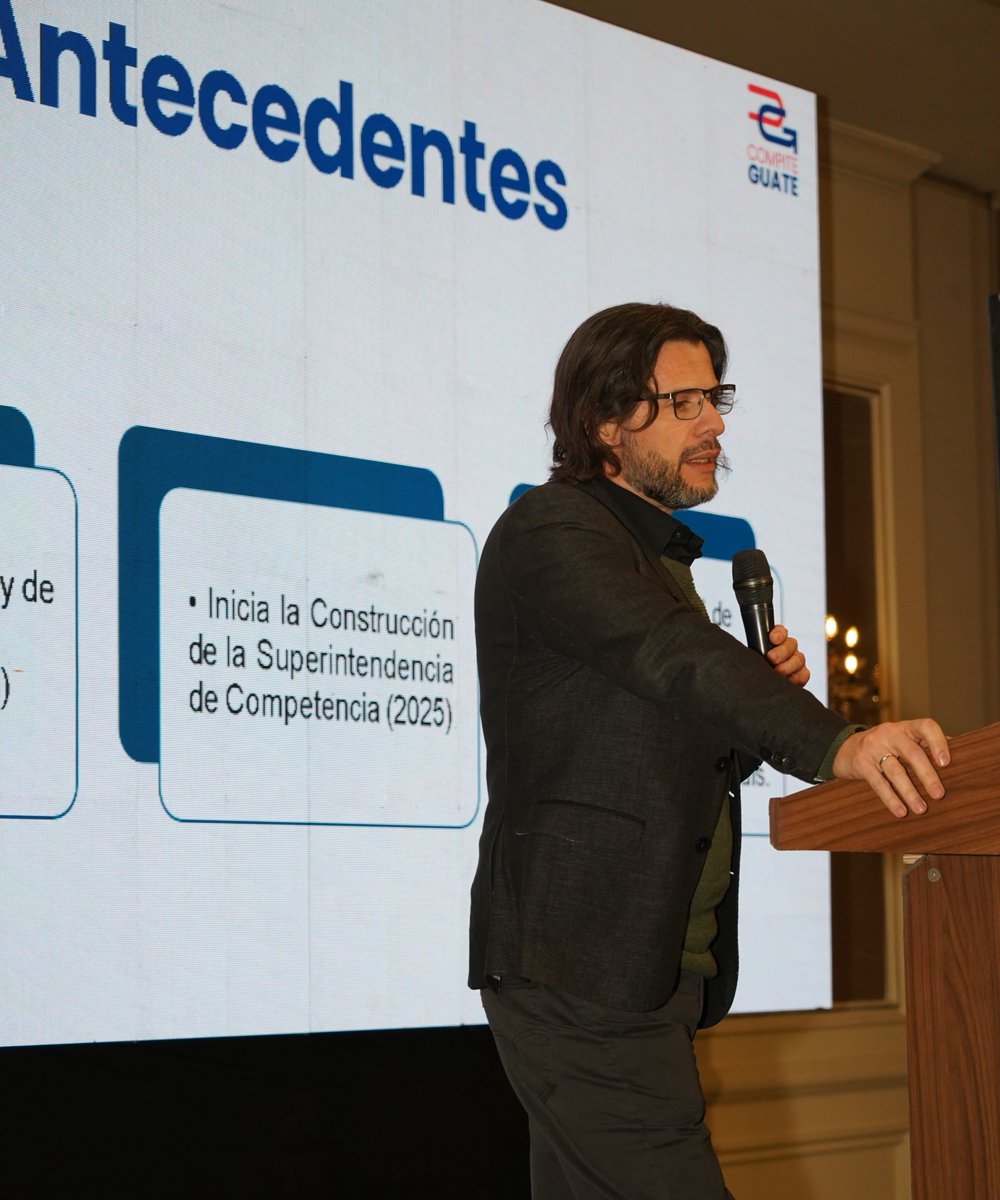 CompiteGuate's tweet photo. 👤Antonio Romero, ex viceministro de inversión y competencia del Ministerio de Economía, presenta una investigación sobre las barreras legales a la competencia en Guatemala, una exploración indicativa.

El estudio resalta los principales obstáculos que entorpecen o limitan la entrada de nuevos competidores en el sector de alimentos y bebidas.

Romero, señala que existen barreras que van más allá de lo normativo: barreras burocráticas, tratos diferenciados entre productos nacionales e internacionales y reconocimiento de requisitos.

📌Pronto podrás conocer más sobre la investigación en: https://t.co/54mhTaHXna