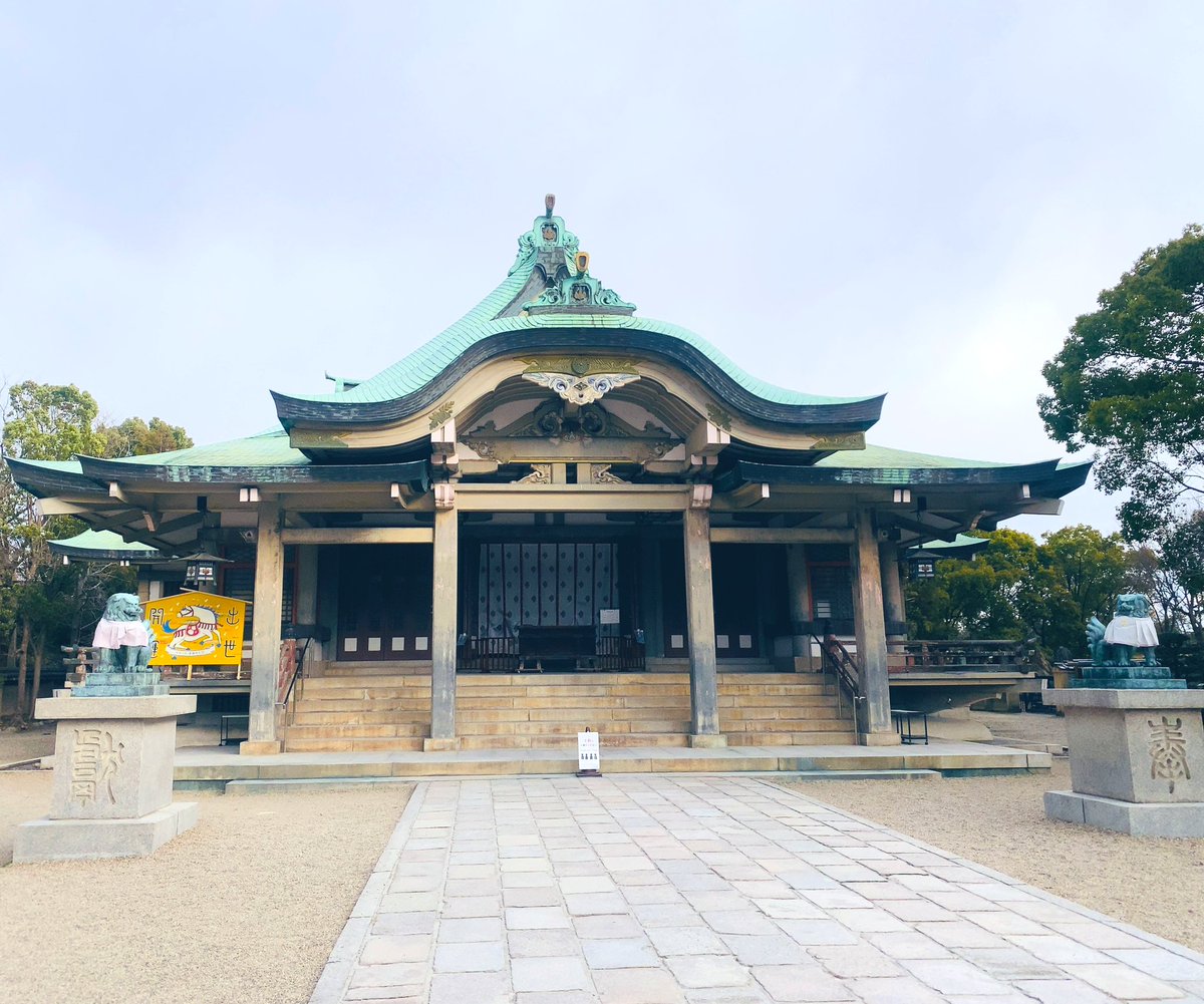 OPAN5656's tweet photo. 流石の大阪城ですね✨️

外国人観光客で溢れかえってました！
秀吉さんもどこかドヤってるように見えます👀 https://t.co/kiq7tvLUjw
