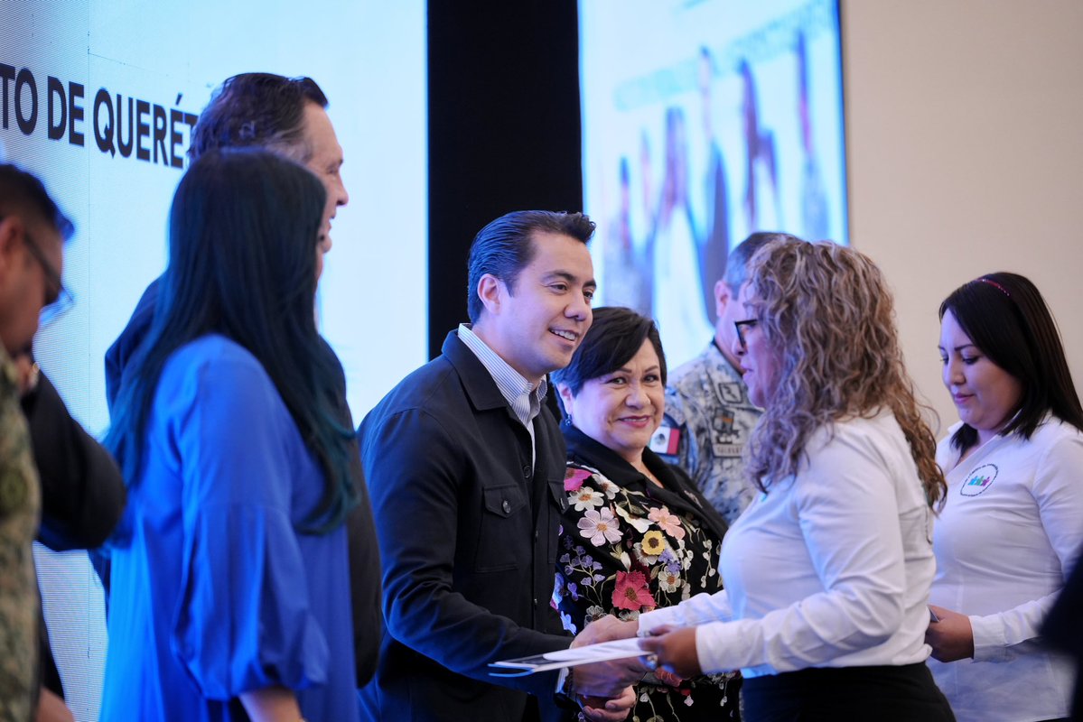 Acompañé al gobernador <a href="/makugo/">Mauricio Kuri</a> en el 3er aniversario del Centro de Prevención Social del Delito y la Violencia, refrendando la coordinación para fortalecer la seguridad, la prevención y el tejido social.

En Querétaro trabajamos unidos para cuidar a las familias y mantener la