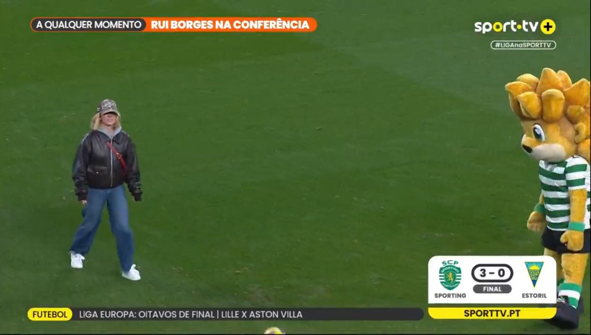 O ano é 2026 e a Sydney Sweeney está a jogar futebol com o Jubas no relvado de Alvalade depois de ter estado a assistir a um Sporting - Estoril para a Liga Betclic numa sexta feira às 20:45h