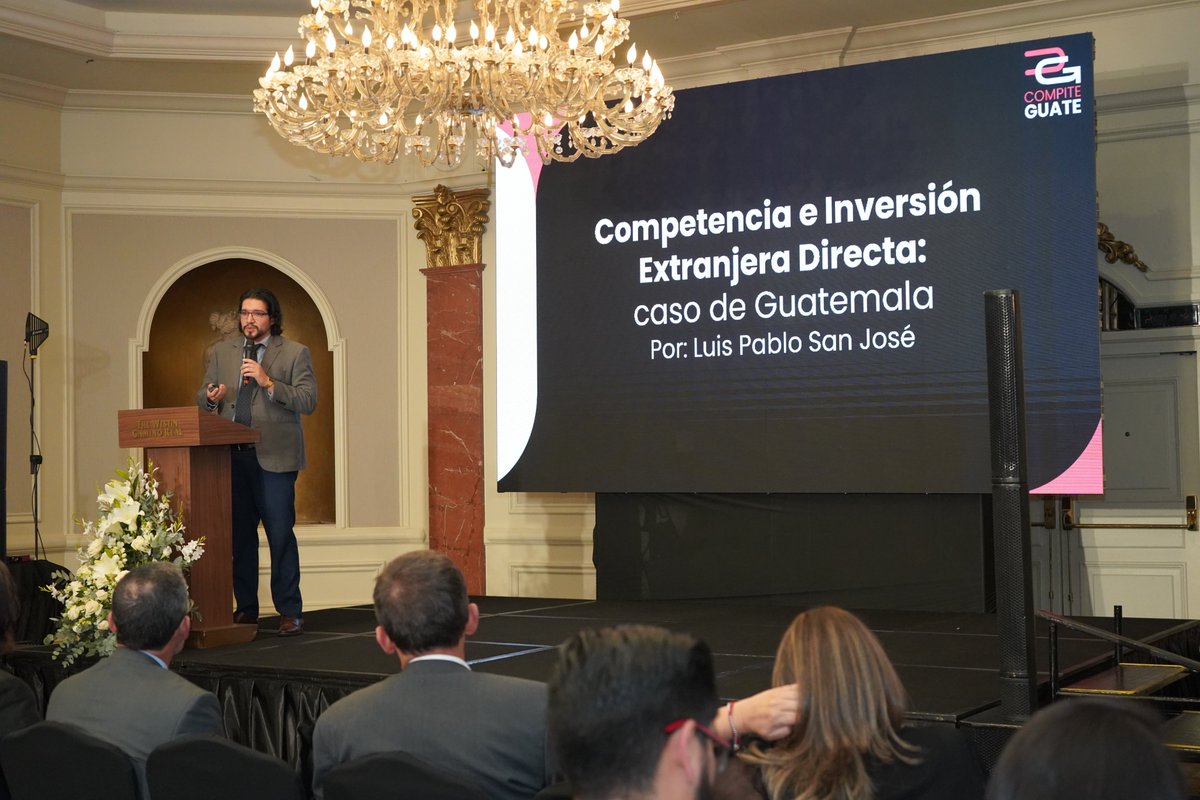 CompiteGuate's tweet photo. 👤Luis Pablo San José, economista guatemalteco,  plantea la “paradoja guatemalteca”: a pesar de la estabilidad macroeconómica y del flujo de inversión extranjera, la economía sigue girando en torno al consumo y la reinversión, impulsados por las remesas.

En los hallazgos de la investigación “Competencia e Inversión Extranjera Directa: caso de Guatemala” se identifica que la correcta y efectiva aplicación de la Ley de Competencia puede asegurar que el dinamismo del consumo se traduzca en una oferta más diversa y eficiente.

📌Conoce más en: https://t.co/54mhTaHXna