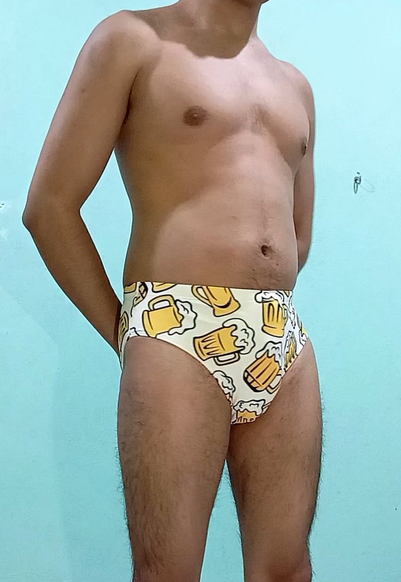 fer_shark's tweet photo. Modelando trusa estampada, Quien quiere una cerveza 🍺? https://t.co/ZRsInIYH2H