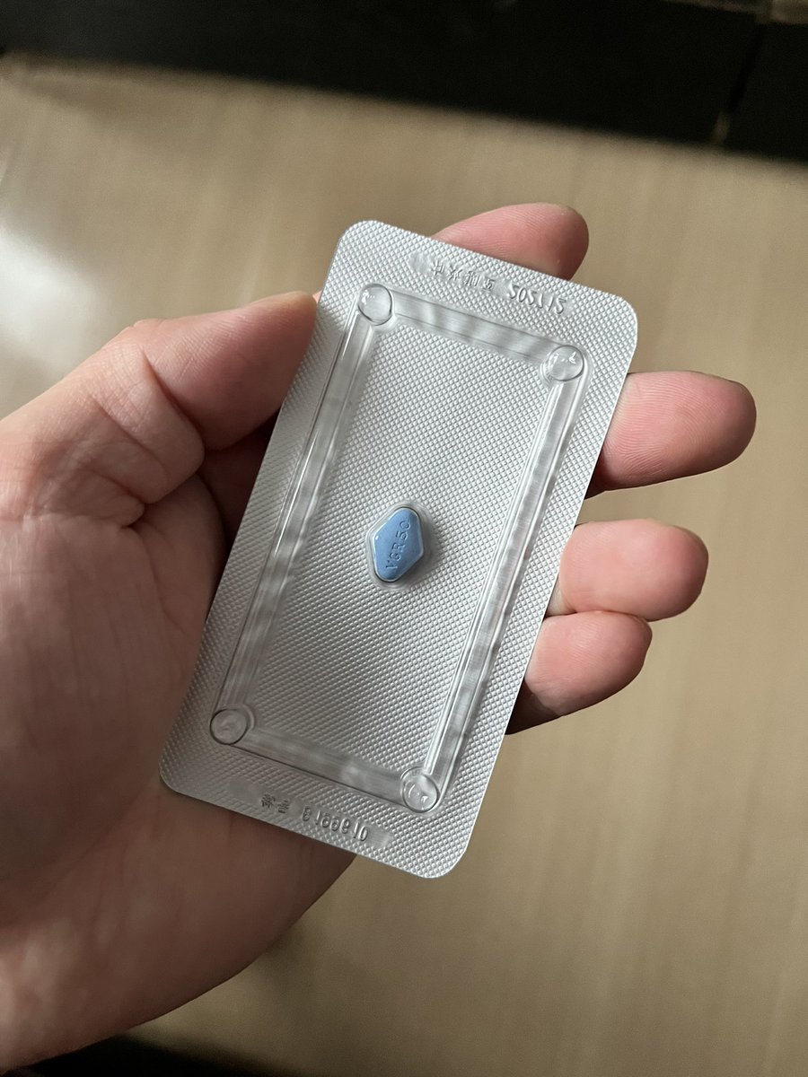 KevinXu215's tweet photo. 这玩意真不能轻易尝试。第一次吃一整颗50mg，据���健身的时候堪比氮泵。吃完过会儿就面色潮红，嘴唇像樱桃色，呼出来的空气都是燥热的。后续就是🐔特别硬，用钻石形容毫不为过。一宿打了三四次飞机依然屹立不倒。副作用：口干、头痛。这是由于血管扩张导致的。 https://t.co/rxb7sBd1oc
