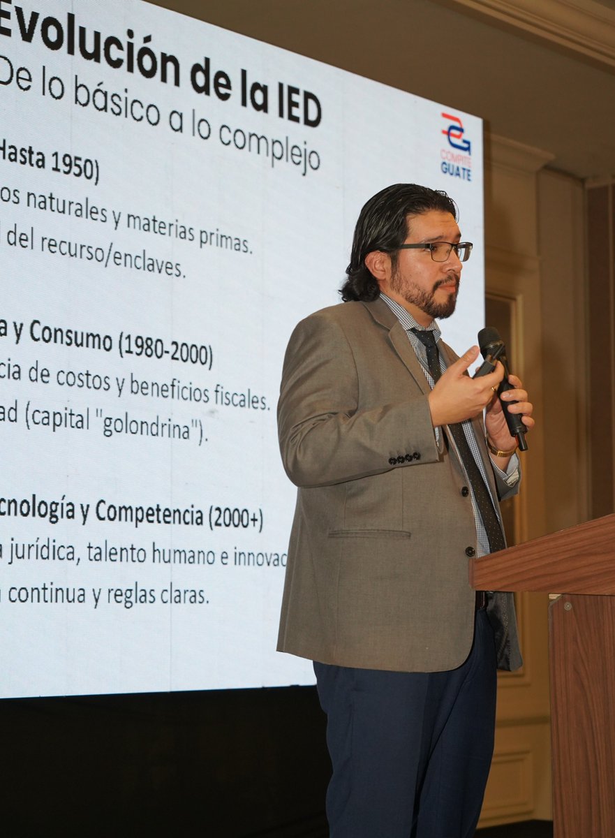 CompiteGuate's tweet photo. 👤Luis Pablo San José, economista guatemalteco,  plantea la “paradoja guatemalteca”: a pesar de la estabilidad macroeconómica y del flujo de inversión extranjera, la economía sigue girando en torno al consumo y la reinversión, impulsados por las remesas.

En los hallazgos de la investigación “Competencia e Inversión Extranjera Directa: caso de Guatemala” se identifica que la correcta y efectiva aplicación de la Ley de Competencia puede asegurar que el dinamismo del consumo se traduzca en una oferta más diversa y eficiente.

📌Conoce más en: https://t.co/54mhTaHXna