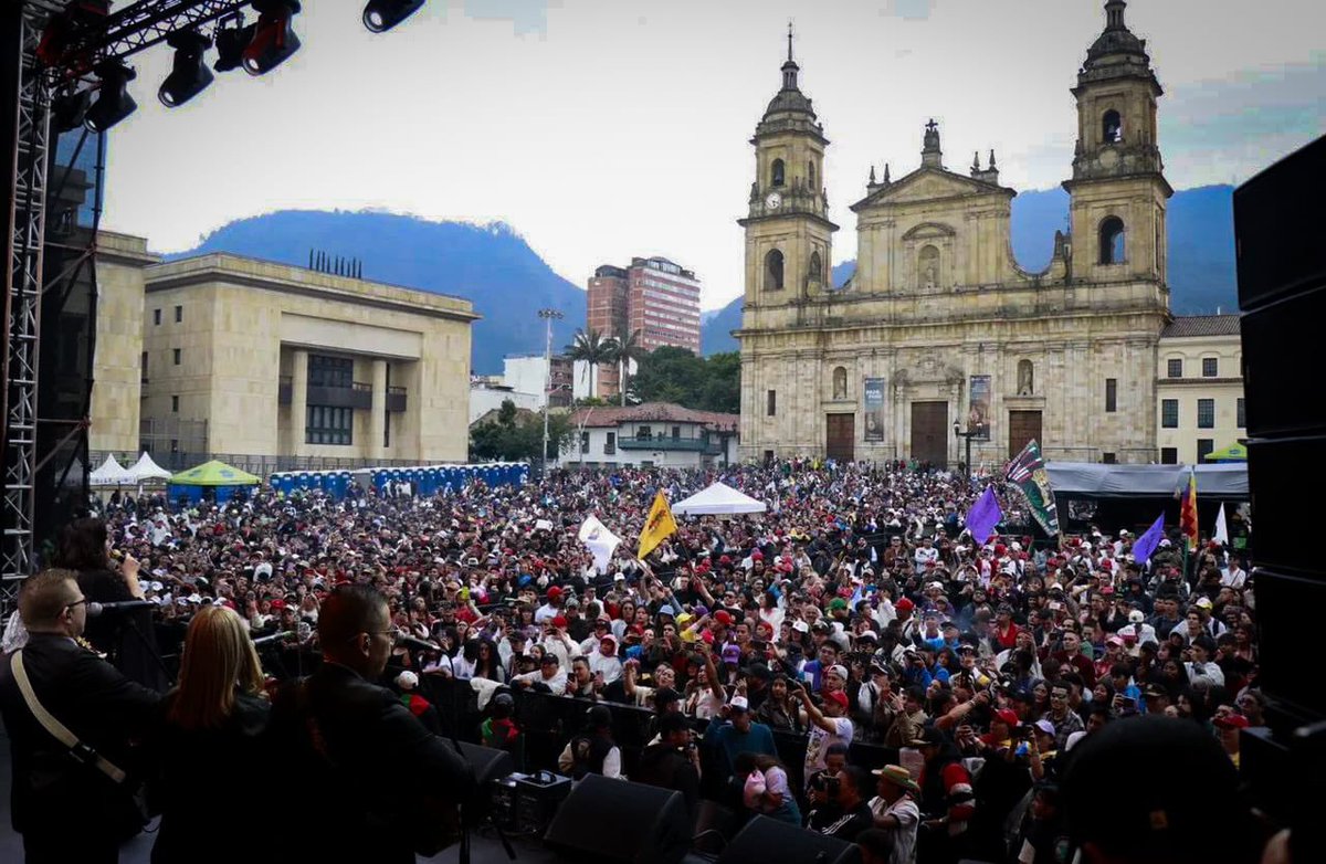 Donka_At's tweet photo. 🔥 Estamos en el #PactoFest y #VamosPorMás
Hoy cerramos esta campaña con la fuerza de quienes creemos que Colombia va a avanzar en el camino de las transformaciones y las revoluciones sociales.
Somos miles convencidos y convencidas en defender el cambio en el Congreso siendo mayorías.
Este domingo 8 de marzo votamos por las listas del @PactoHistorico a Cámara y Senado.
#IvánNosUne @IvanCepedaCast