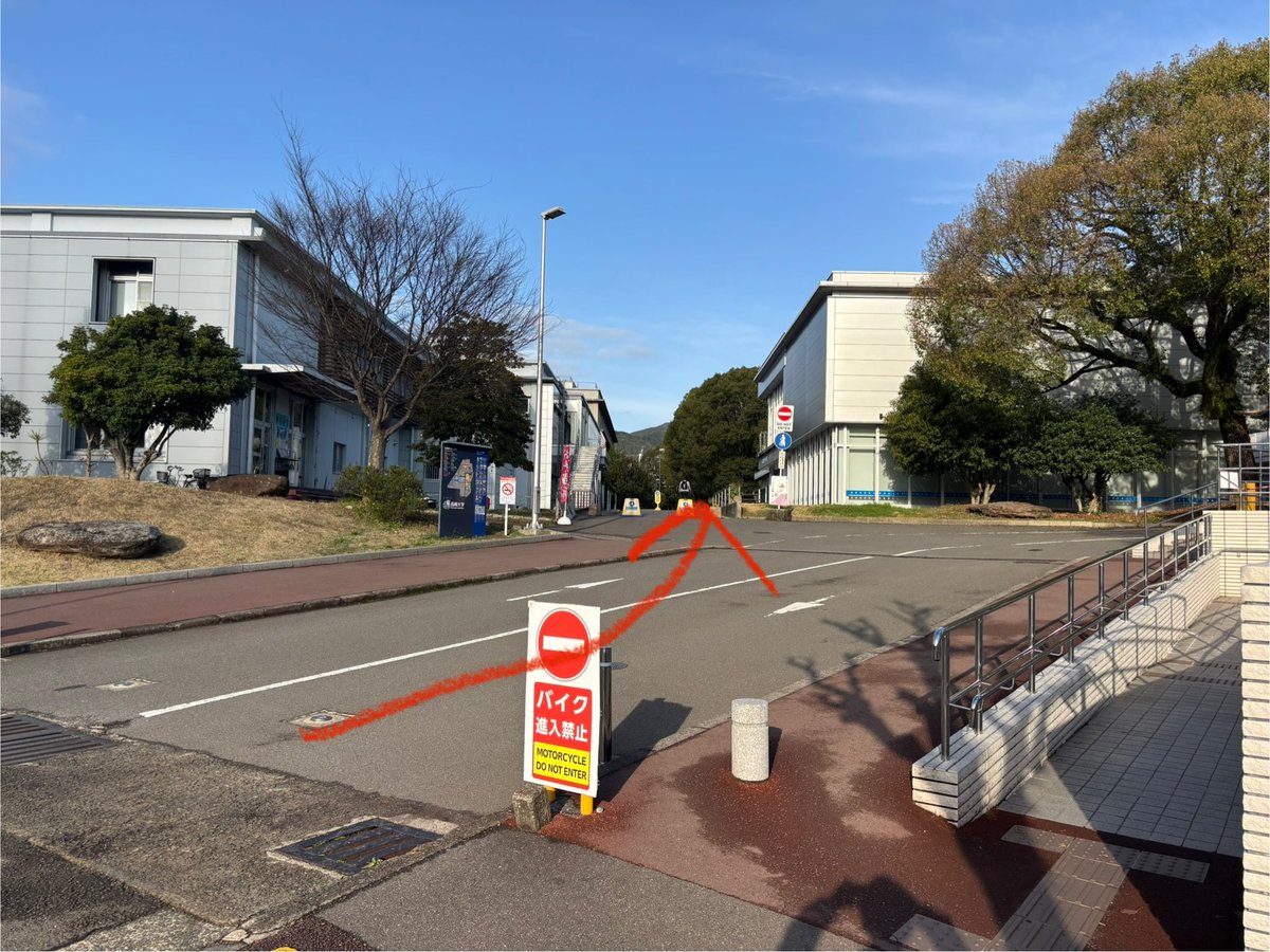 Team_ryumuso's tweet photo. 長崎大学の裏門から入った場合の会場までの道順なります。

受付会場は以下になります。

エントリーナンバー1-30までの方はこの建物の1階A-12教室

エントリーナンバー31以降の方はこの建物の2階A-24教室

ご確認のほど、お願いいたします。
会場でお待ちしております。

 #りゅうむそう杯 https://t.co/2EO9rVrrJ3