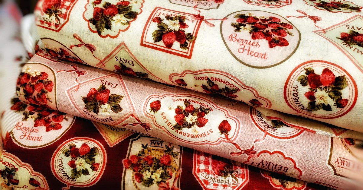 LiliLL_LiLL's tweet photo. イチゴカフェのイチゴのバッグ🍓に入ったクマ🧸うさぎ🐰ねこちゃん🐱
ぴったりでした✨

最近ドルショ前からイチゴアイテムが増えてます🍓ドルショの戦利品もイチゴだらけ🍓
新居用に可愛い布地をお迎え💓

#シファっこ https://t.co/Vk2gHQwRYA