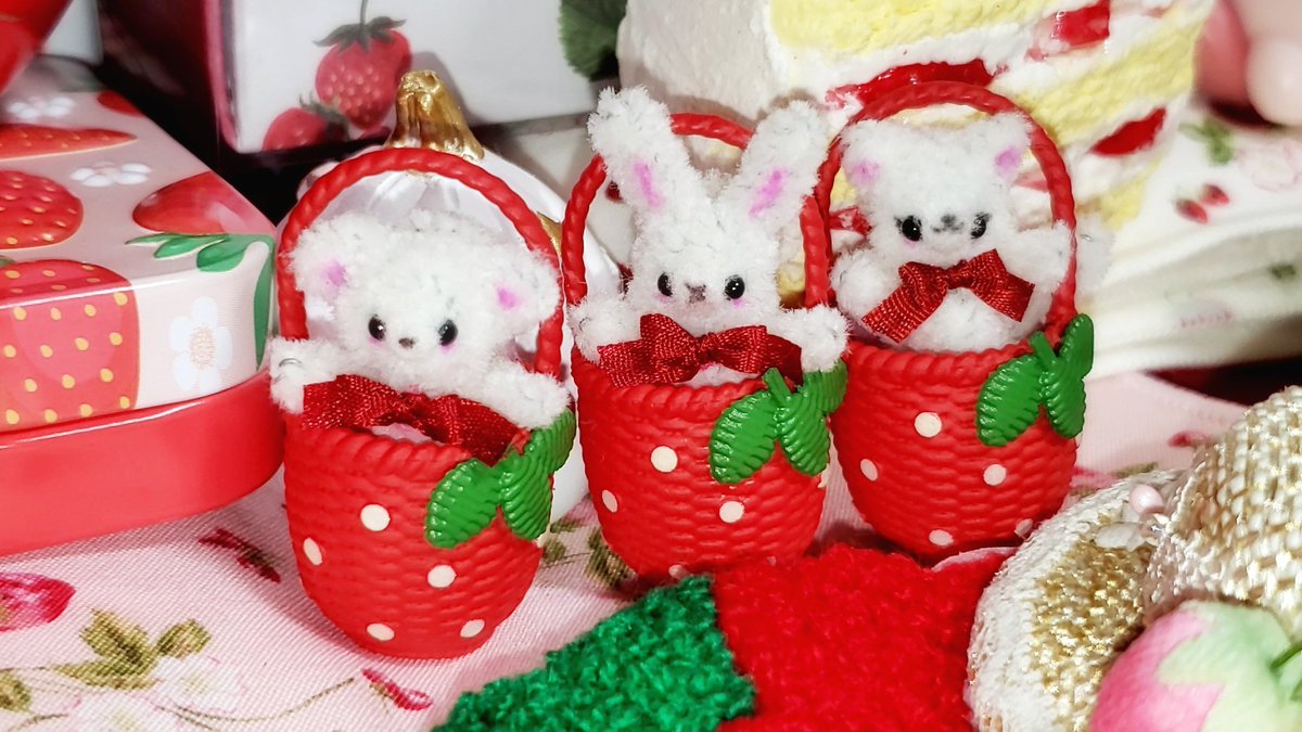LiliLL_LiLL's tweet photo. イチゴカフェのイチゴのバッグ🍓に入ったクマ🧸うさぎ🐰ねこちゃん🐱
ぴったりでした✨

最近ドルショ前からイチゴアイテムが増えてます🍓ドルショの戦利品もイチゴだらけ🍓
新居用に可愛い布地をお迎え💓

#シファっこ https://t.co/Vk2gHQwRYA
