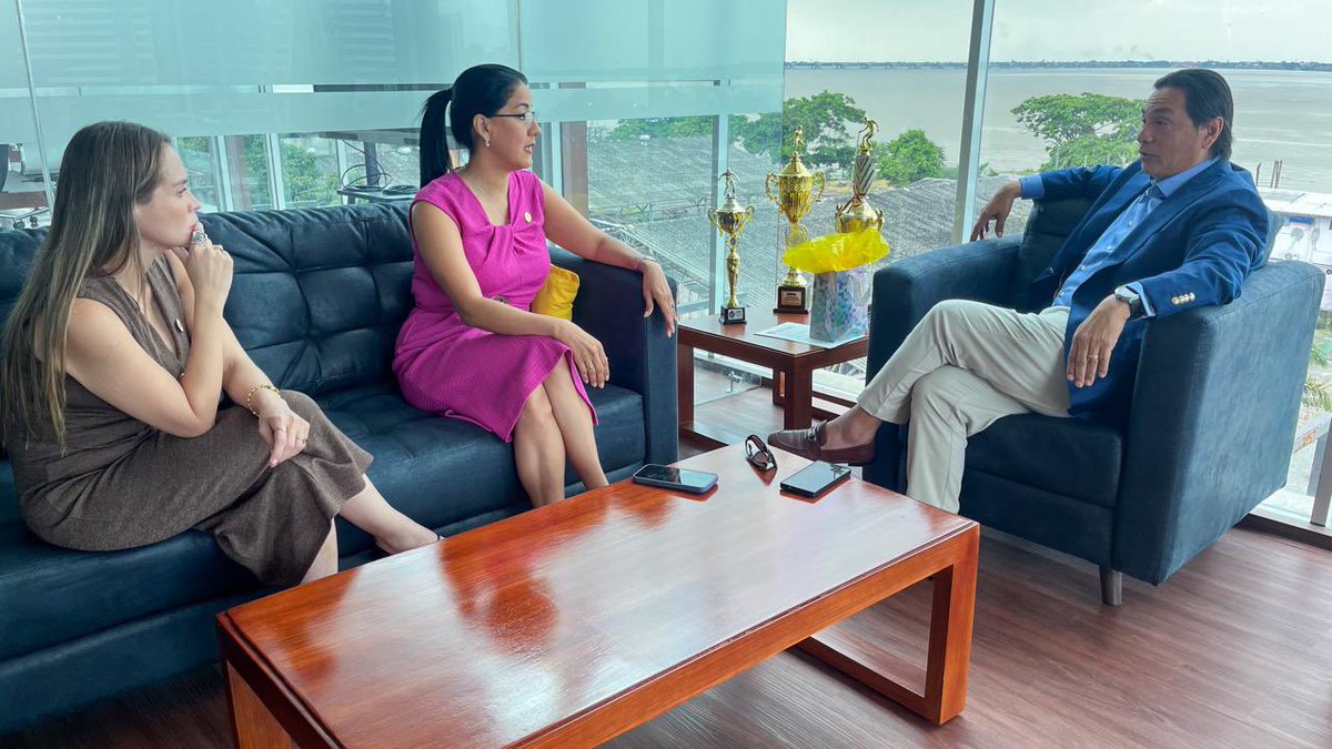 Educacion_Ec's tweet photo. GUAYAQUIL | La ministra @GildaAlcivarOk visitó las instalaciones del ITB – Instituto Tecnológico Bolivariano, donde cumplió una productiva jornada de trabajo junto a las autoridades académicas 🤝📚

Durante el encuentro se destacó la importancia de fortalecer la educación en los institutos tecnológicos, avanzar en la regulación de nuevas carreras acordes a las necesidades actuales 💡📖 y consolidar el rol clave que estas instituciones cumplen en el desarrollo académico y profesional de los estudiantes 🎓🚀

En #ElNuevoEcuador seguimos impulsando acciones que fortalezcan la educación técnica y contribuyan al desarrollo del país 🇪🇨📈