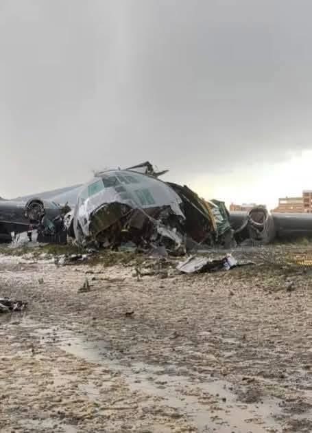 Un avión Hércules C-130 de la Fuerza Aérea de Bolivia cayó a tierra luego de despegar del Aeropuerto de El Alto en La Paz. Aún se desconocen los motivos. Noticia en desarrollo.