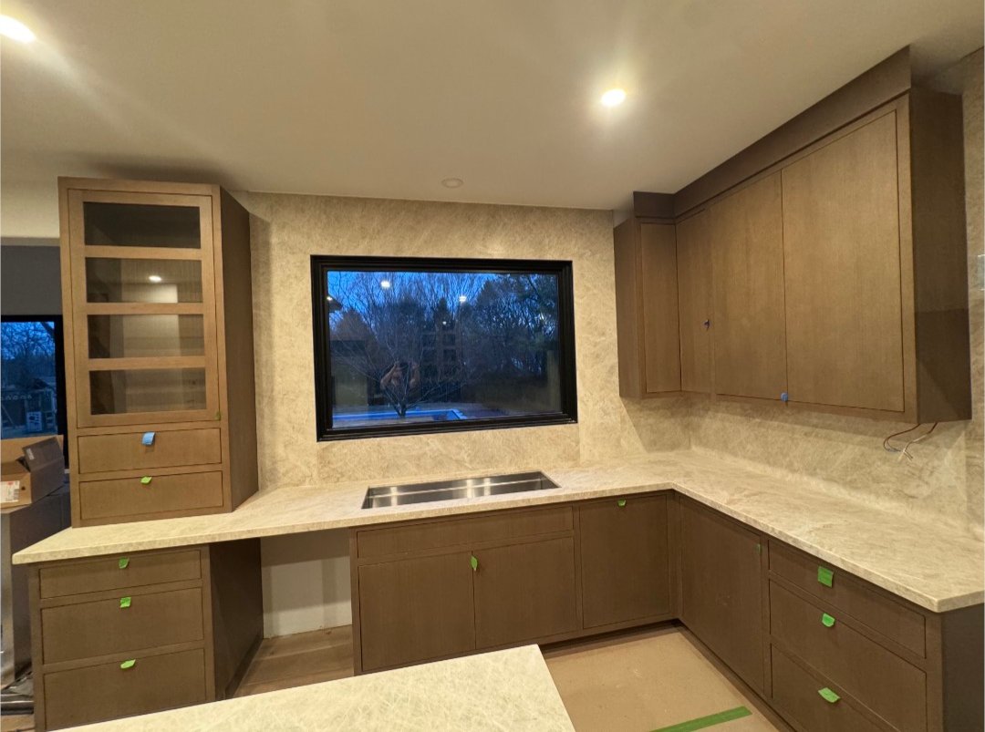 RoganGranite's tweet image. Showcasing the complete Taj Mahal quartzite installation. Note the precision of the full-height backsplash, bringing the stone's natural veining all the way to the ceiling. #anothergreatjobbyrogan 

#rogangranite #granite #marble #quartz #nwi #Chicago #theregion #graniteisart