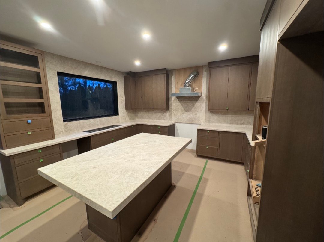 RoganGranite's tweet image. Showcasing the complete Taj Mahal quartzite installation. Note the precision of the full-height backsplash, bringing the stone's natural veining all the way to the ceiling. #anothergreatjobbyrogan 

#rogangranite #granite #marble #quartz #nwi #Chicago #theregion #graniteisart