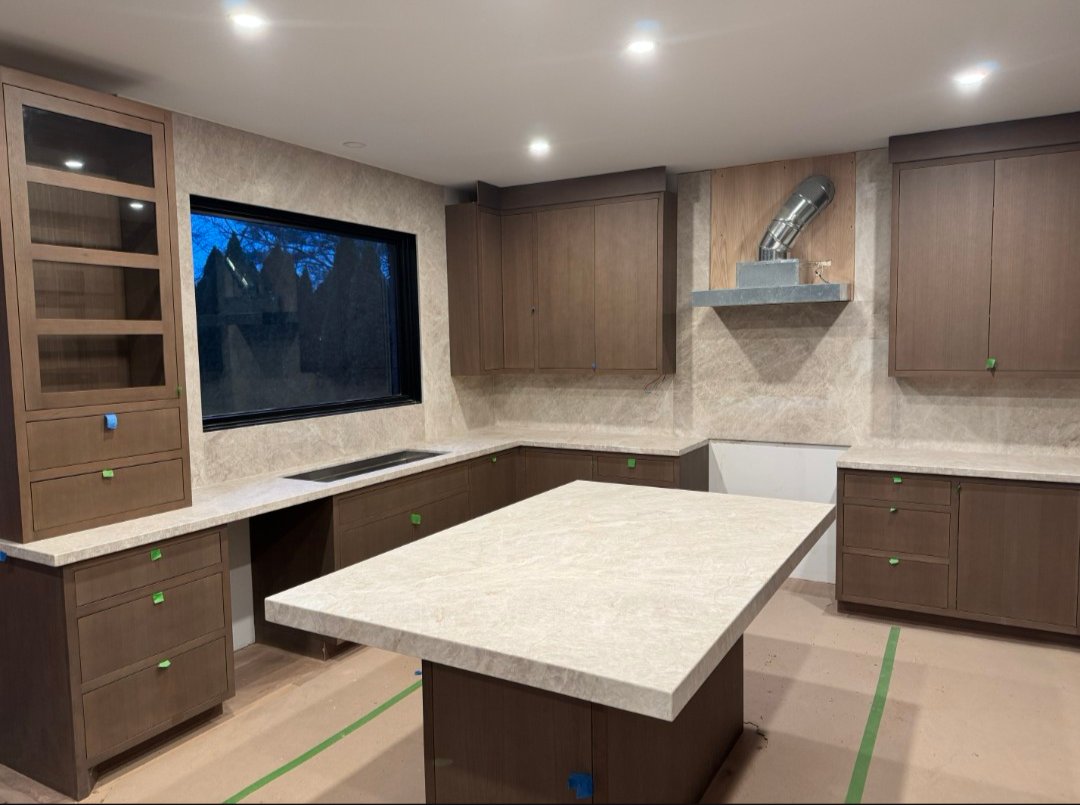 RoganGranite's tweet image. Showcasing the complete Taj Mahal quartzite installation. Note the precision of the full-height backsplash, bringing the stone's natural veining all the way to the ceiling. #anothergreatjobbyrogan 

#rogangranite #granite #marble #quartz #nwi #Chicago #theregion #graniteisart