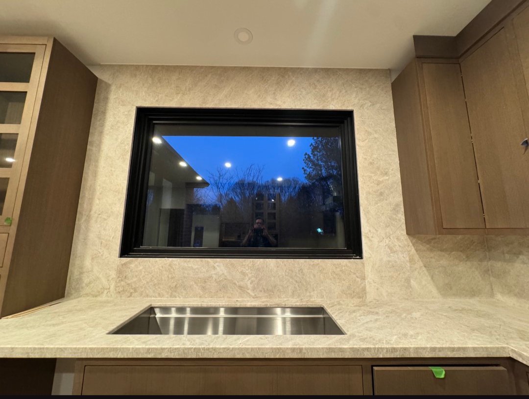 RoganGranite's tweet image. Showcasing the complete Taj Mahal quartzite installation. Note the precision of the full-height backsplash, bringing the stone's natural veining all the way to the ceiling. #anothergreatjobbyrogan 

#rogangranite #granite #marble #quartz #nwi #Chicago #theregion #graniteisart