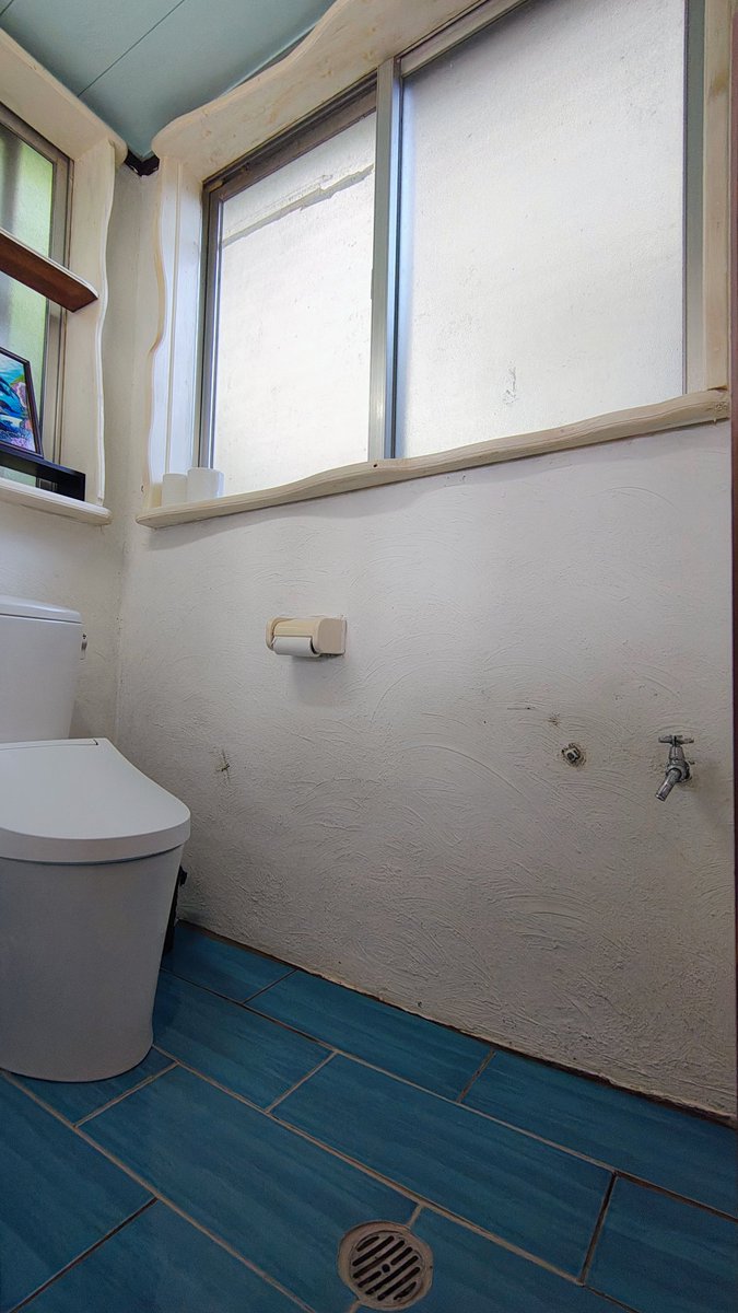 _K_ISM's tweet photo. こちらの民泊ペンションは、

元風呂がトイレに。

洗面はシングルレバー新調。

ふすまに鍵。

対面キッチンの水栓立上げ。

普通のお客は見ないだろうが、職業病で見てしまう😂 https://t.co/cGuh6rPkhg