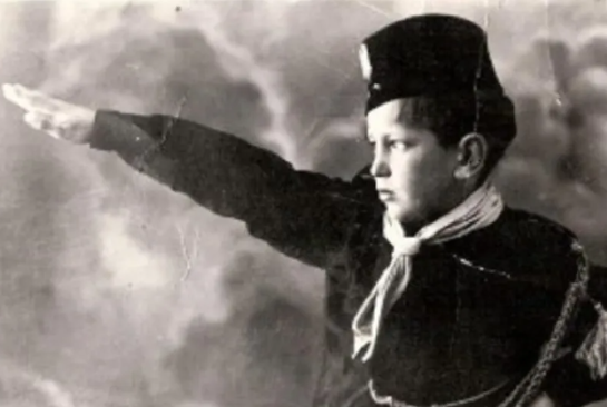 Governo: "Re-instauriamo il regime fascista, ma oltre alla repressione, le leggi razziali e il colonialismo, vengono vietate e punite con la pena capitale le barre nelle canzoni"

Io:

#Sanremo2026