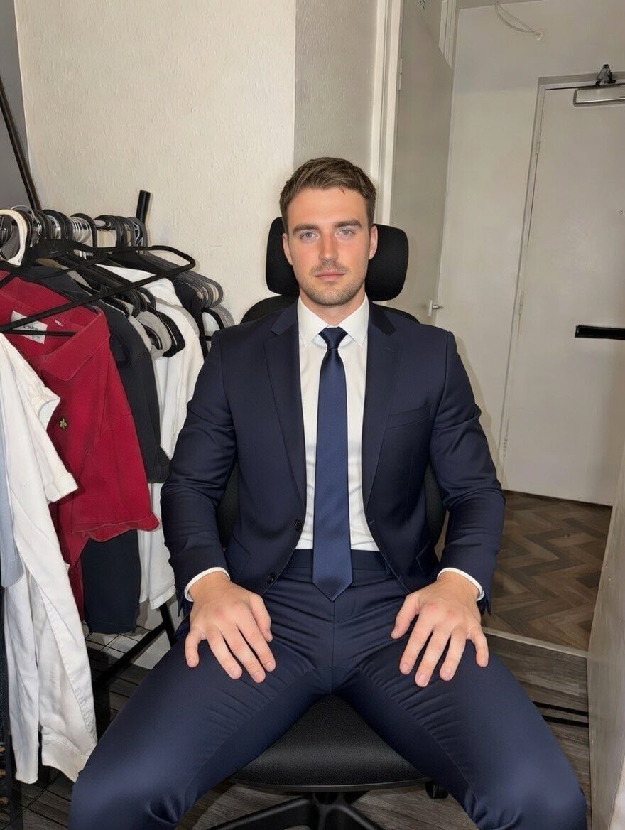 SuitedladUK tweet media