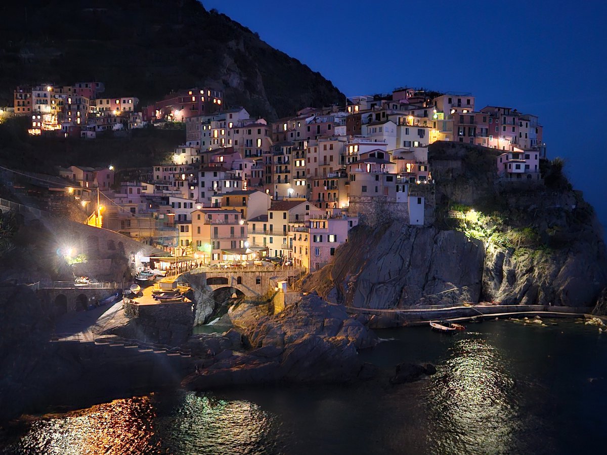 ✨마나놀라에서 일몰 보기 preview✨

나의 갬성 가득과 낭만을 채워줄 친퀘테레
친퀘테레는 5개의 마을로 이루어져 있지만
오후에 도착하여 마나놀라 하나만 보았어요

이탈리아 해변마을이라서
구불구불 골목을 올라가며 구경을 해요
마나놀라를 가기 전에 사건이 있었지만
그 것을 잊을 만큼