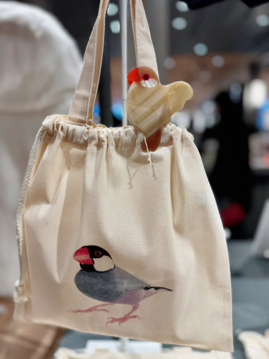 ✨オンラインショップ販売決定✨
大人気な 小鳥飯団さんの文鳥ヘアクリップを、私のオンラインショップで販売させて頂けることになりました✨

白、シルバー、シナモンさんは、4月中旬くらいから、桜さんは6月以降に追加の予定です。

髪はもちろん、カバンに付けてもとっても可愛い💕