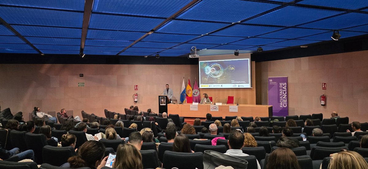 anarosa3008's tweet photo. Jornadas proyecto Matemáticas Newton Canarias. 
Docentes en formación para mejorar la competencia matemática del alumnado. 
Conferencia  de Luis Rodríguez, 2 centros: IES La Laboral y el CEIP Prácticas Aneja y 8 talleres.
¡¡Gracias a todos y a la Facultad de Matemáticas!! https://t.co/tn2Fo86MxU