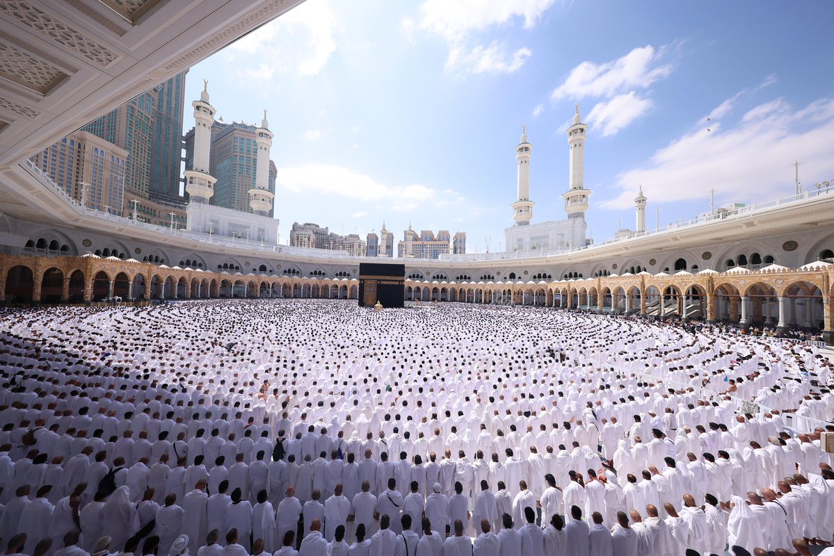 نهرٌ بشري يلتف حول الكعبة المشرفة.

-