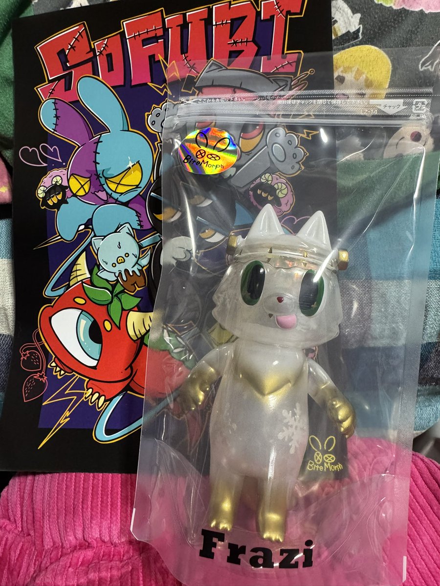 abu_yilizi's tweet photo. ハピスノ❄️フラッヂ
届いたー♡♡♡
脳みそ🧠キラキラ✨
スケルトンボディ
フェアリー🧚ファンシー
フラッヂとハルヒコは
ケースには入れずに
ゲーミング周りに鎮座して頂いてます🎮
いつも視界にいて欲しいじゃん‼️👀💕
ほんで、触って遊びたいじゃん‼️👐💕
あぁめんこい♡
#FRAZI
#HARUHIKO https://t.co/qICE0xmCYI