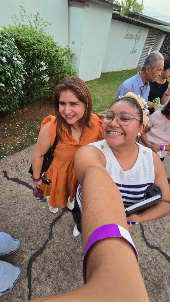 patyyrobless's tweet photo. Sabes que la amistad es real cuando estás fuera del país y tus amigas planean salidas con tu mamá.

Te amooo @CristyLinet https://t.co/iVH5DPbpkh
