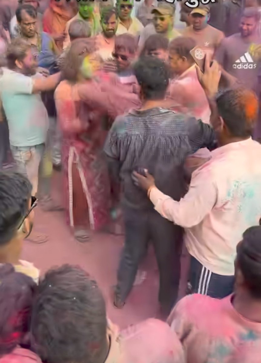 बरसाना से सामने आया है चौंकाने वाला खबर.. 

बरसाना के प्रसिद्ध होली के दौरान जिसमें कुछ लोग एक  महिला पर जबरन रंग और गुलाब स्प्रे डालते दिखाई दे रहे हैं.. 

महिला इसकी विरोध करती नजर आ रही है महिलाओं का सम्मान करना जरूरी है