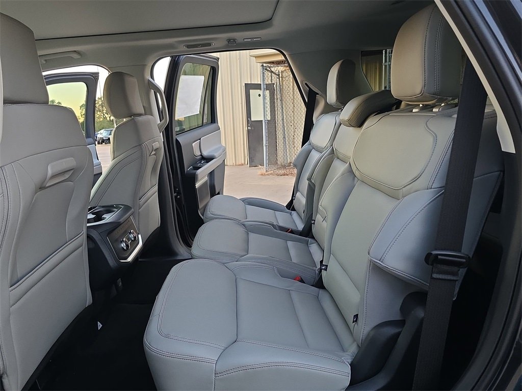 cavender_ford's tweet photo. With eight‑passenger seating and flexible cargo options, the 2025 Expedition is built for families who need space and versatility. Let us help find your Expedition at Cavender Ford: https://t.co/87RF91LjeO https://t.co/ZSsEu4oTCm