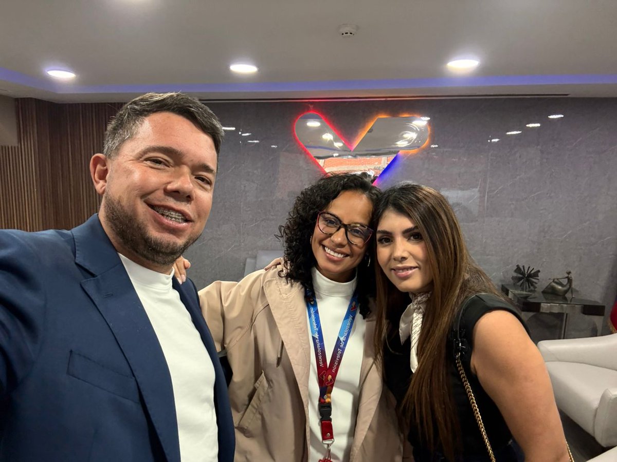 Hernancanorea's tweet photo. En @VTVcanal8 siguen pasando cosas buenas. Nuestros talentos siguen regresando a la pantalla, aquí con @stephaniesartori quien pronto traerá más sorpresas para nuestros usuarios. https://t.co/EQzkgAlAJ4