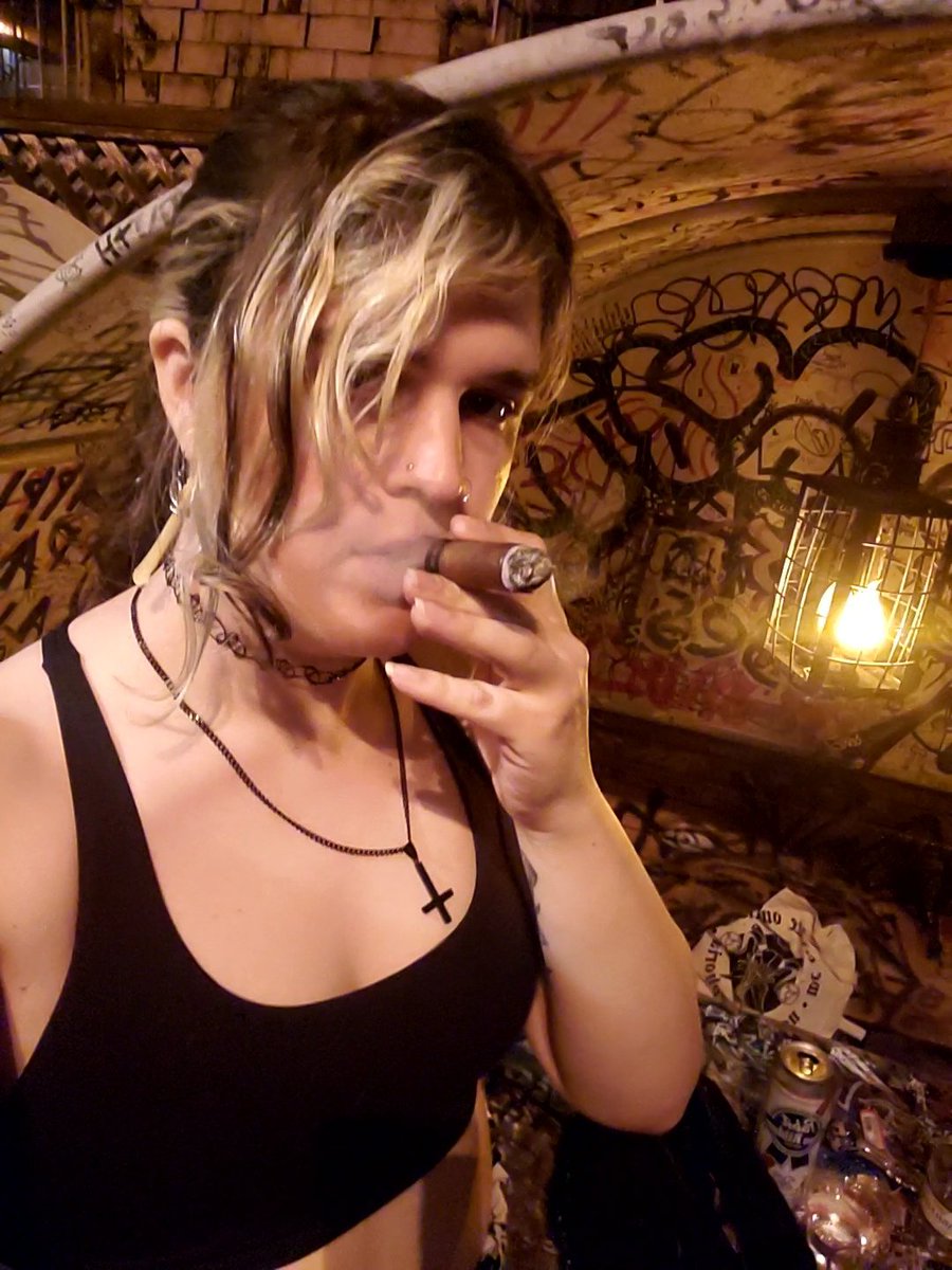 saltychainsaw's tweet photo. Thursday nights are cigar nights https://t.co/KKHA96MZmv