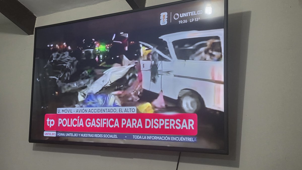 xavi6248's tweet photo. Hay un accidente con posibles muertos y los hermanos occidentales no tienen mejor idea que robar... https://t.co/51aHDHbueM