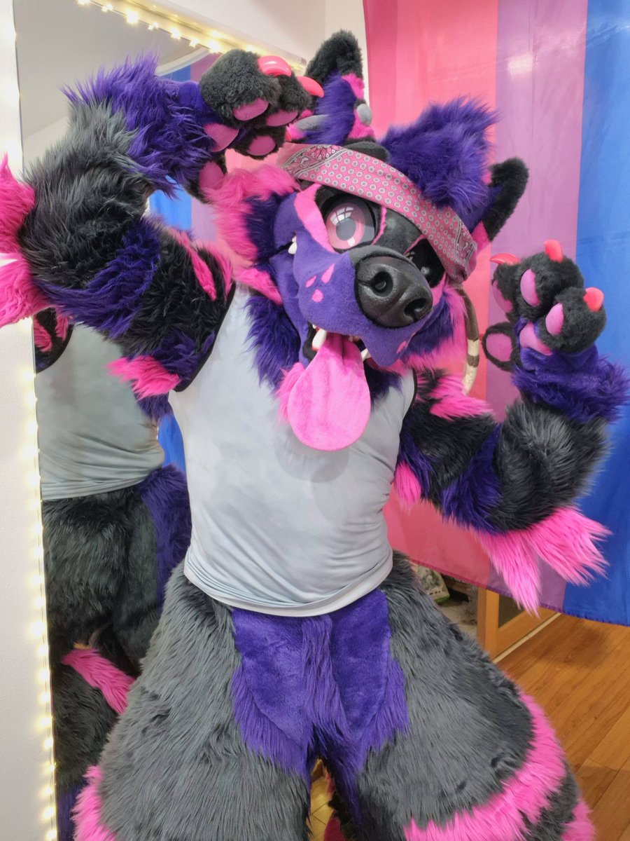 Let's get physical! 💪💦🔥
Let me hear your #MUSK talk~

#FursuitFriday #fursuit #furry #morefurless #werewolf #armpits