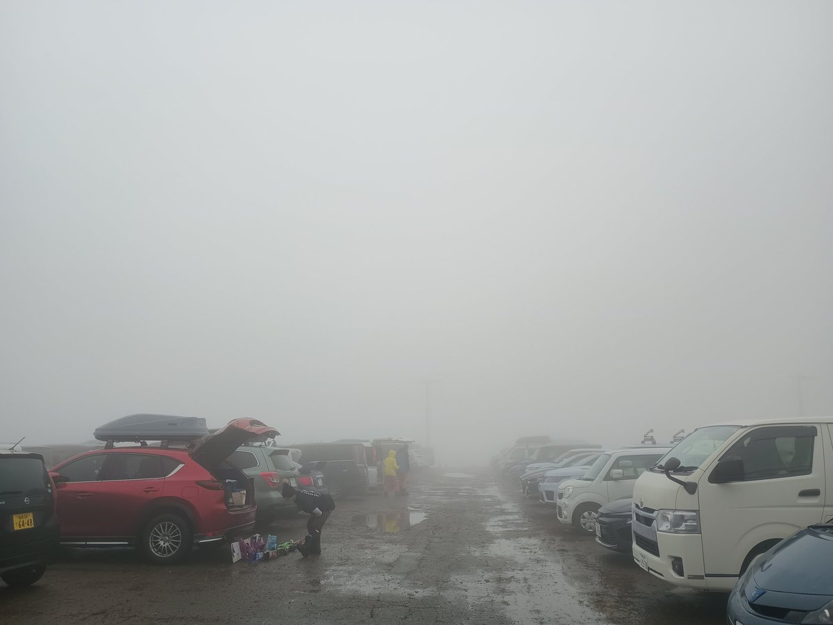 ネコマ到着したけど、ガス＆霧雨なので車中待機。