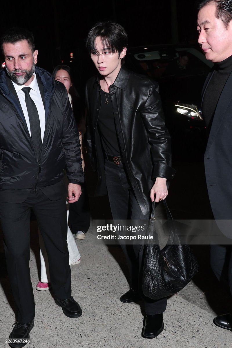 #leeknow arriving at the gucci after-party wearing a leather jacket

#GucciPrimaveraxLeeKnow
#LeeKnowXGucciMFW