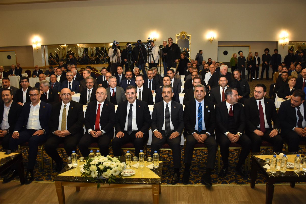 Cumhurbaşkanı Yardımcımız Sayın Cevdet Yılmaz büyüğümüzün katılımlarıyla düzenlenen “Elazığ İş Dünyası ve STK Temsilcileri Buluşması” programına katıldık.
Elazığ’ımızın üretim gücü, yatırım imkanları ve geleceğe dair kalkınma vizyonu üzerine verimli istişarelerde bulunuldu.