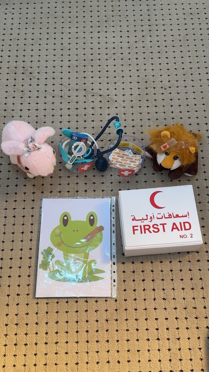 لقاء صباحي بعنوان الطب البيطري..

بين سماعة صغيرة و دمية حيوان 
تعلمنا كيف نكون لطفاء🐾🤍