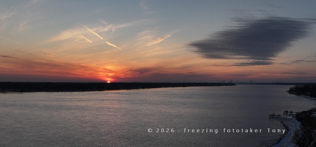 FototakerTony's tweet photo. Our cloudy #sunset tonight from 200 freeezing feet above ground. #upperNiagara @WesternNewYork #droneLife https://t.co/8JRwmIPA5q