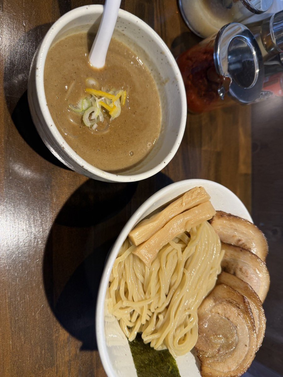 次は…
つけ麺　十根
海が目の前にあるラーメン屋！！
鳴教の近くでつけ麺を食べられるここだけ🍜
濃厚魚介とんこつスープをベースにしていて、これはもう病みつき！！