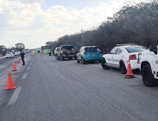 #TomePrecauciones en #Yucatan  se registra cierre parcial de circulación por #AccidenteVial cerca del km 152+100, de la carretera  Campeche-Mérida. Atienda indicación vial.