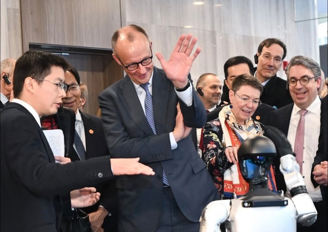 Doria1188's tweet photo. 跟机器人打个招呼😃😃😃 https://t.co/jfjSeGjEff