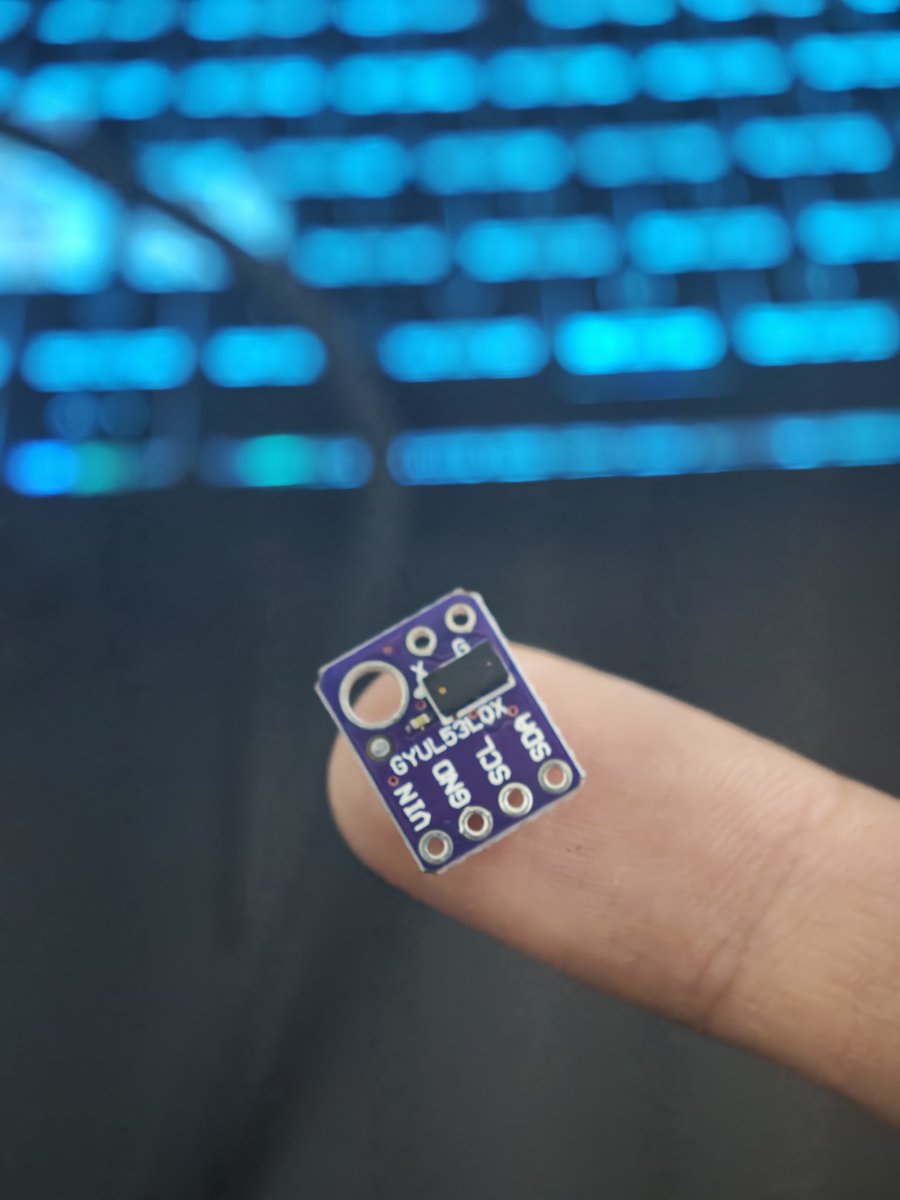 Hasan_8760's tweet image. شايفين هـ "النتفة"؟ 
​هذا مستشعر ToF (VL53L0X)، يقيس لك المسافة بالليزر وبدقة  1 ملم! 
​للأسف الأغلب لسه متمسك بالـ Ultrasonic الضخم، رغم أن هذا:
✅ أصغر بمراحل.
✅ أدق بمرات.
✅ أسرع في الاستجابة (بسرعة الضوء).
هل كنت تعرفه قبل؟ 
​#Arduino #ESP32 #Robotics #IoT #VL53L0X #تقنية