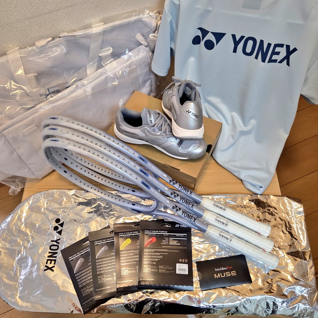 emmiy9x's tweet image. 昨日きたっくしたら届いてた😍

表バージョン😆

裏バージョン🤣

ラケット可愛い🩵🤍

非売品のラケットケース
クリティカルヒット✨️(自分の中で笑)

#MUSE #yonextennis #FormFollowsFun  #MUSEギフト